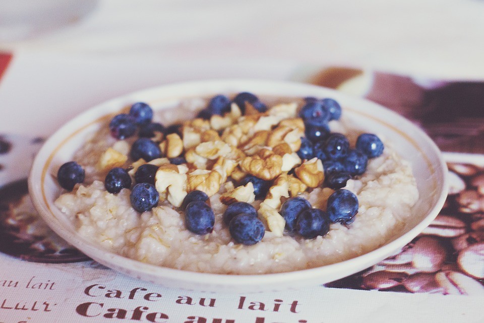 Cheap Breakfast Idea | Easy and cheap breakfast ideas to make for under a dollar | berry oatmeal