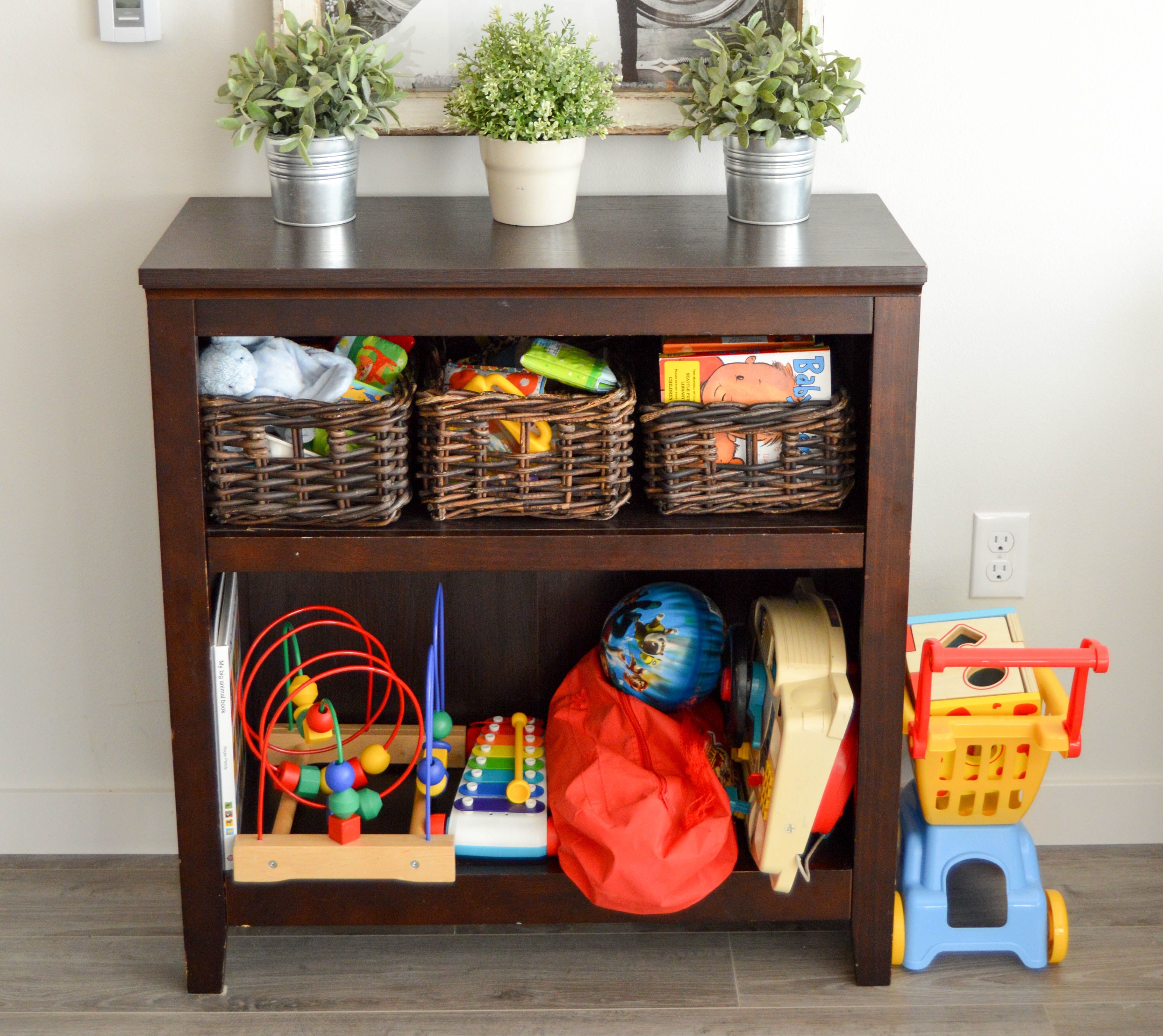 Tips for how to purge and organize your home like a pro. Steps for sorting into piles and purging rules to help you eliminate clutter and get rid of stuff. Toy station