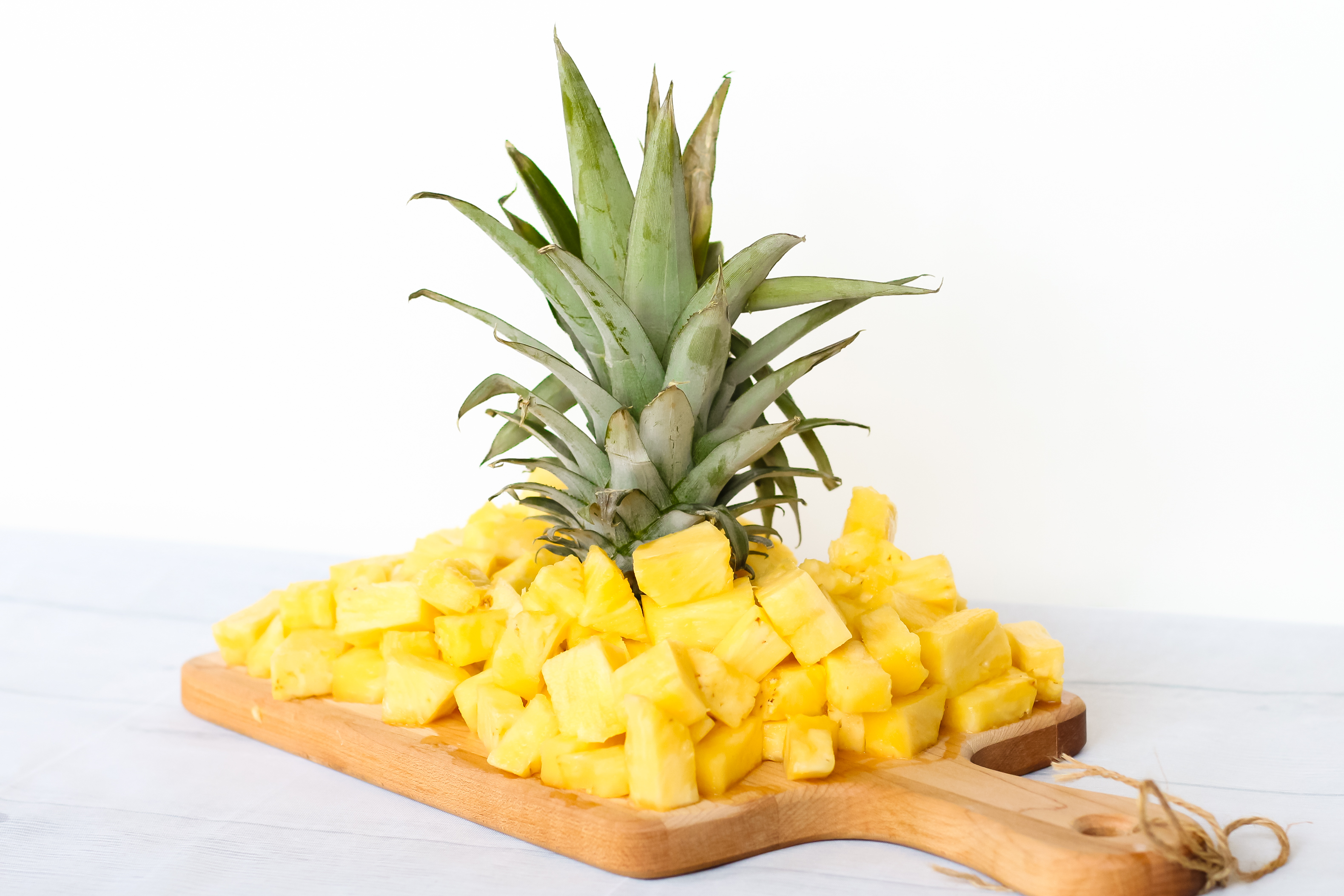 Asian pineapple cutting