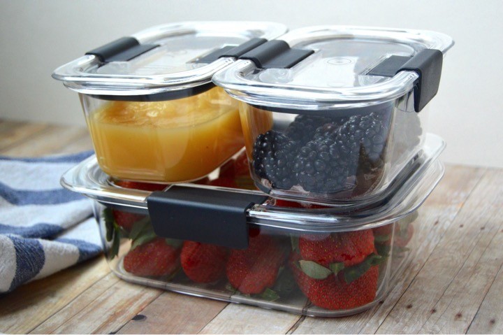 Easily stackable containers. Fridge organization hack. Rubbermaid ® BRILLIANCE ™ food containers + tips for fridge organization + kitchen spring cleaning. How to have an organized and clean fridge. Best containers for storing food.