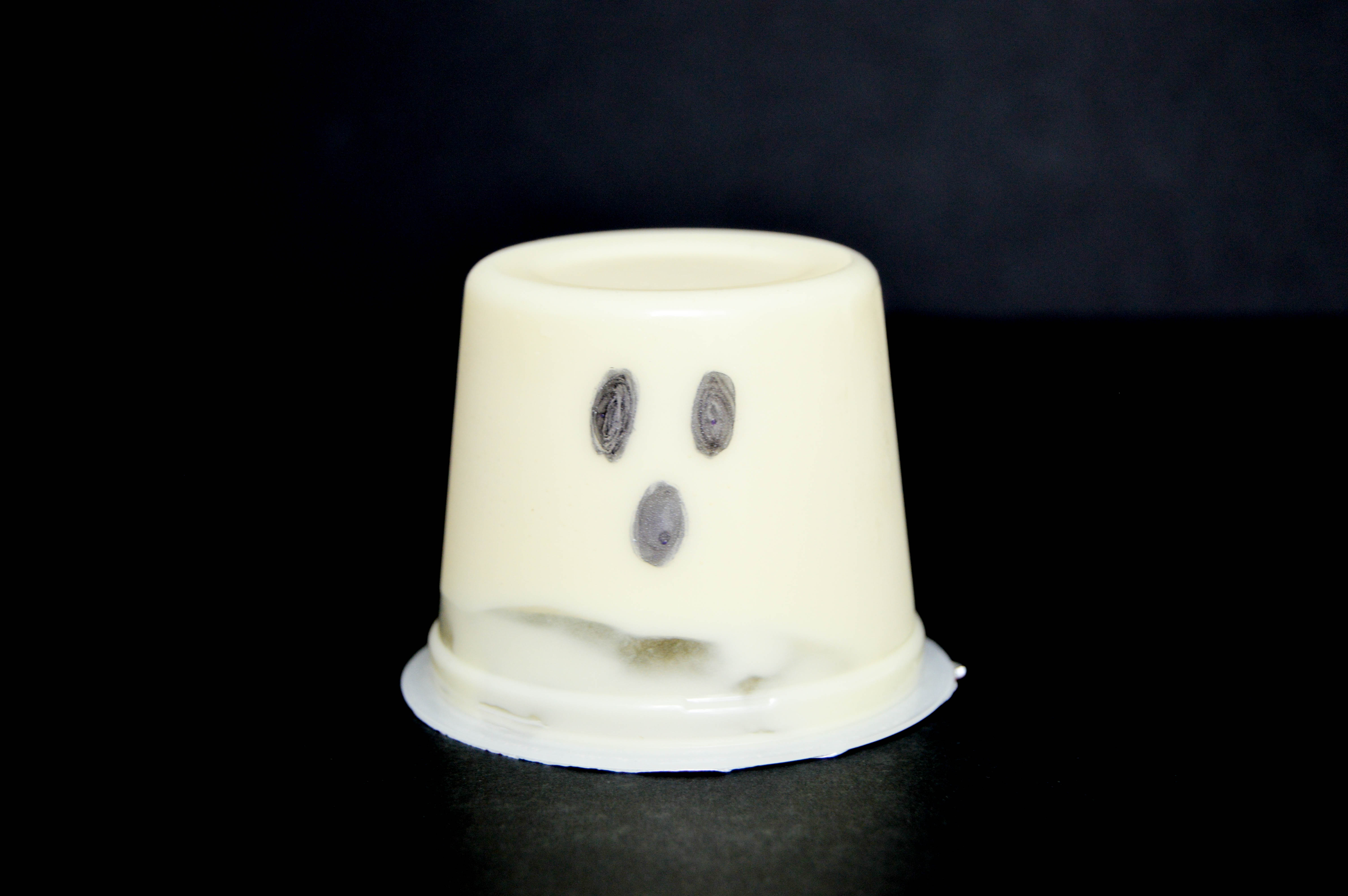 Halloween Pudding Cups & Jello Cups | Cute and easy Halloween ghost pudding cup craft