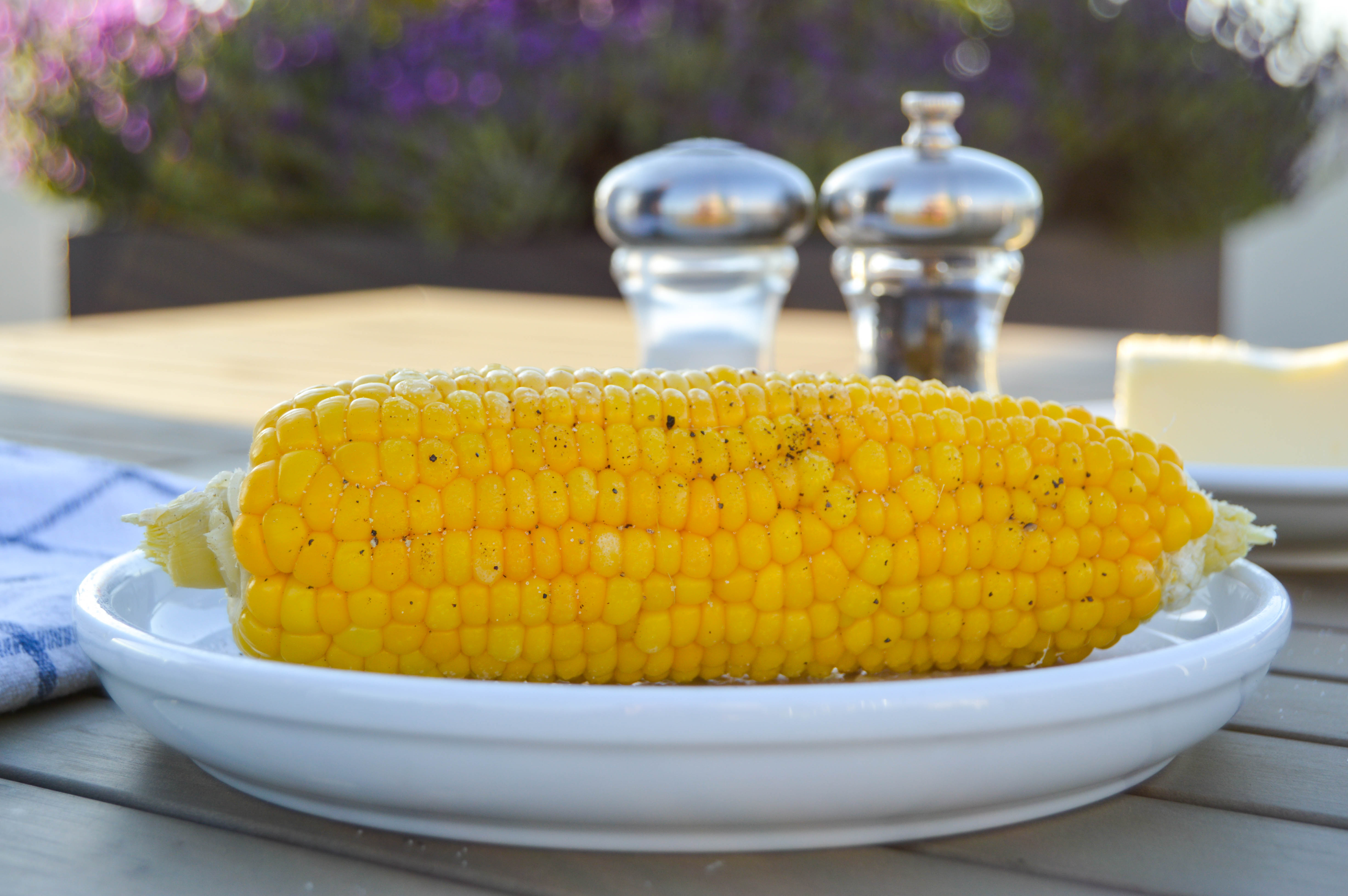 Guest writer sharing a super easy corn on the cob recipe you can make on the grill. You can even leave the husks on for grilling! Plus some corn on the cob home chef tips.