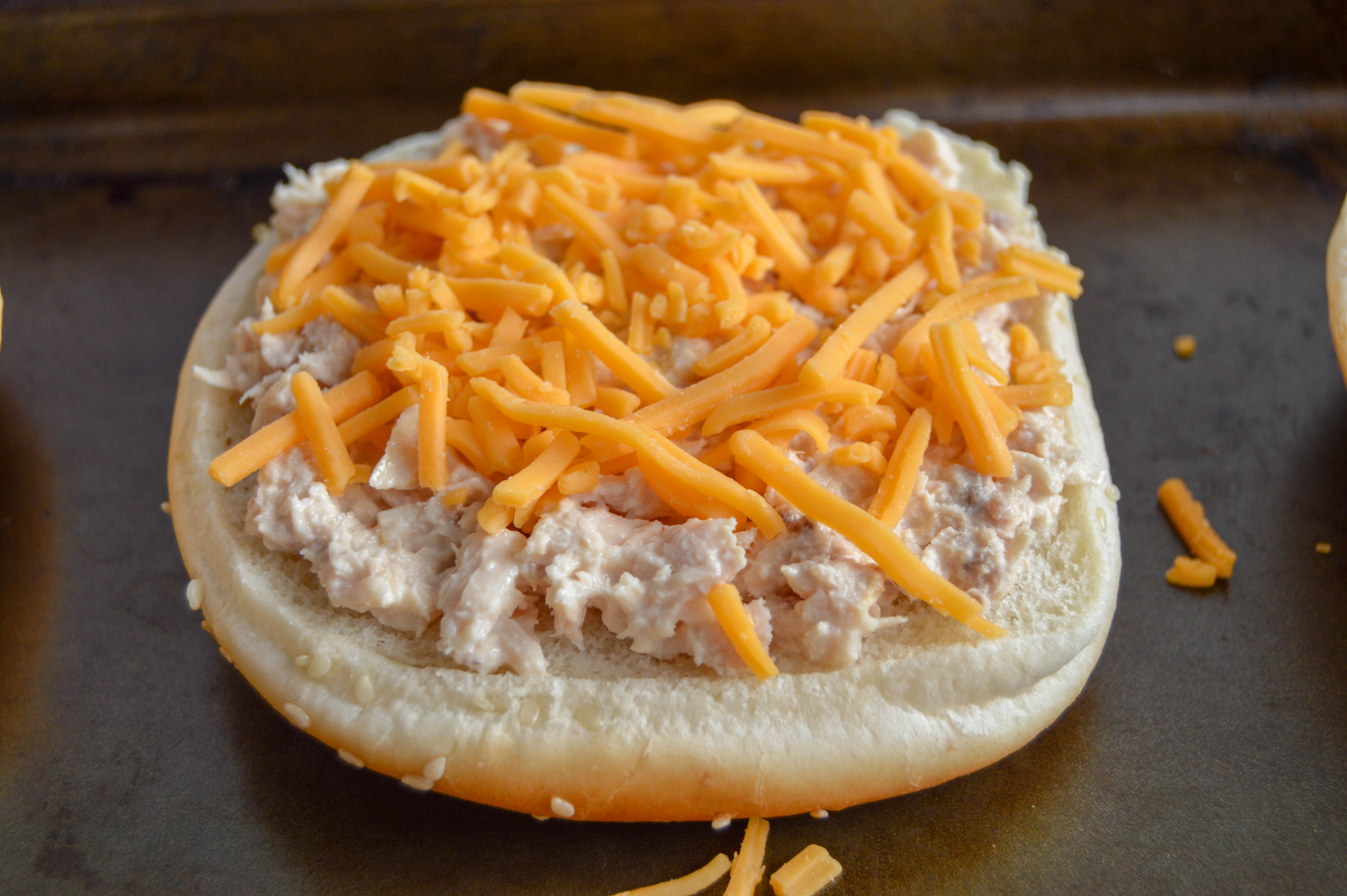 Add the cheddar cheese on the bunwiches.