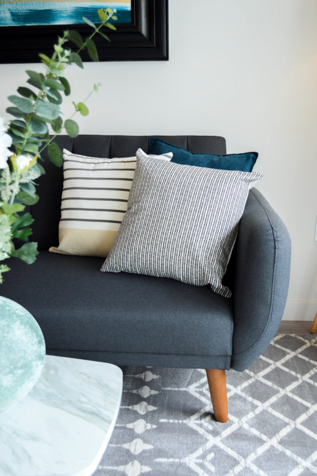 Home Staging: Living room couch staging