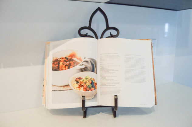 Home Staging: Kitchen decor cookbook displayed