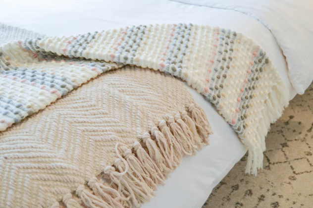 Home Staging: throw blankets on the bed