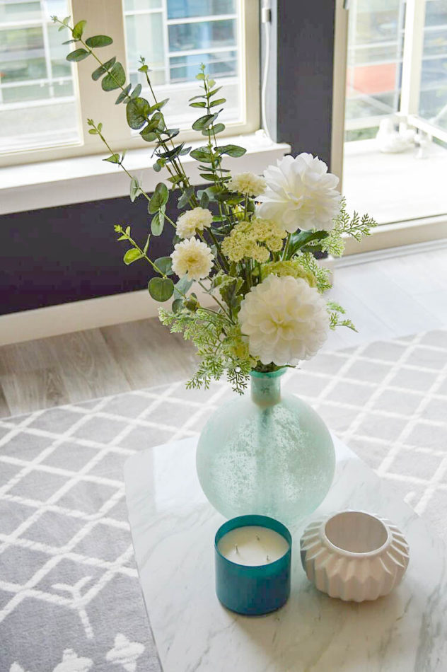 Home Staging: Living room coffee table floral arrangement diy