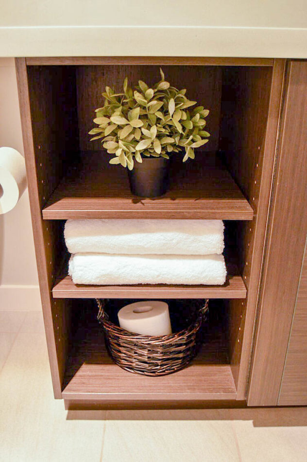 Home Staging: Bathroom decor with folded towels and extra toilet paper