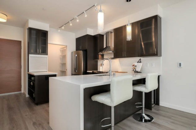 Kitchen Staging: Tips for how to stage your home on a budget. Staging without spending lots of money and still getting a contemporary, modern feel with furniture and decor.