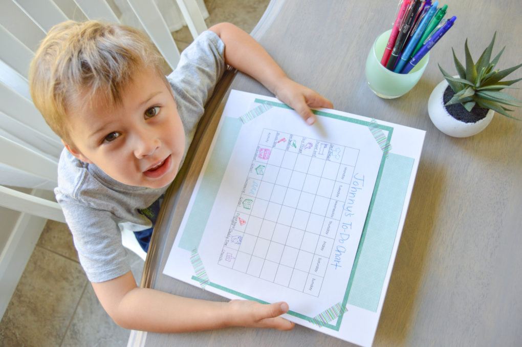 Parenting back to school tip. How to make a toddler-friendly weekly to-do list calendar chart to help your kids stay more organized this school year.