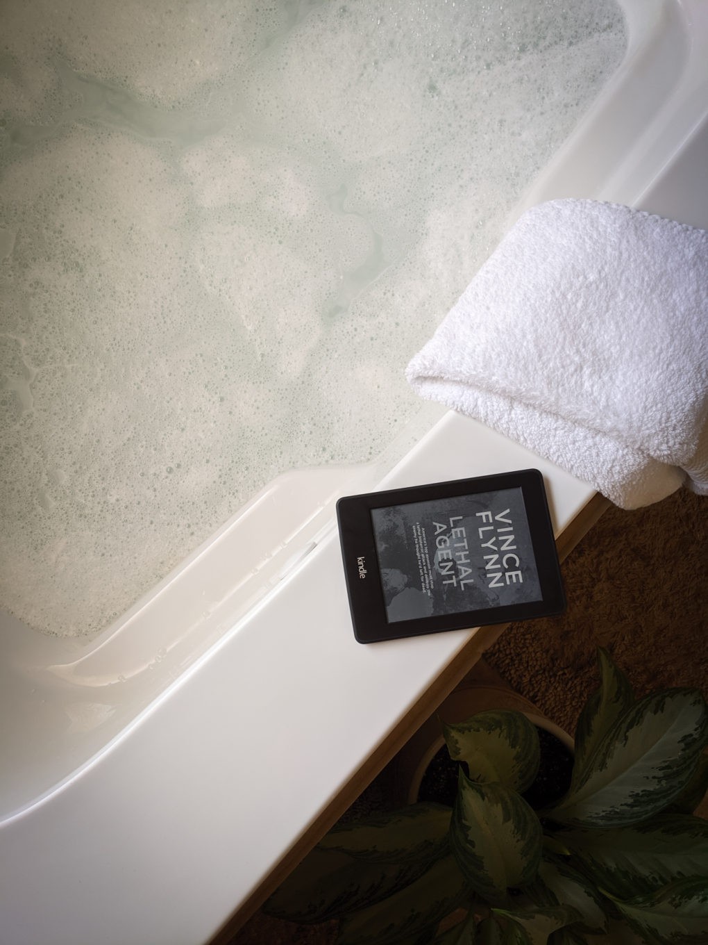 5. Read a book, watch a show, or take a nap. Ten ways to make your bath extra relaxing. The ultimate bathtime experience in the tub includes ideas like turning off the lights and lighting candles by the bathtub, sipping a cold drink and snacking on treats, using a bath bomb, etc. Learn how to treat yourself right with a soothing bath fit for a spa.