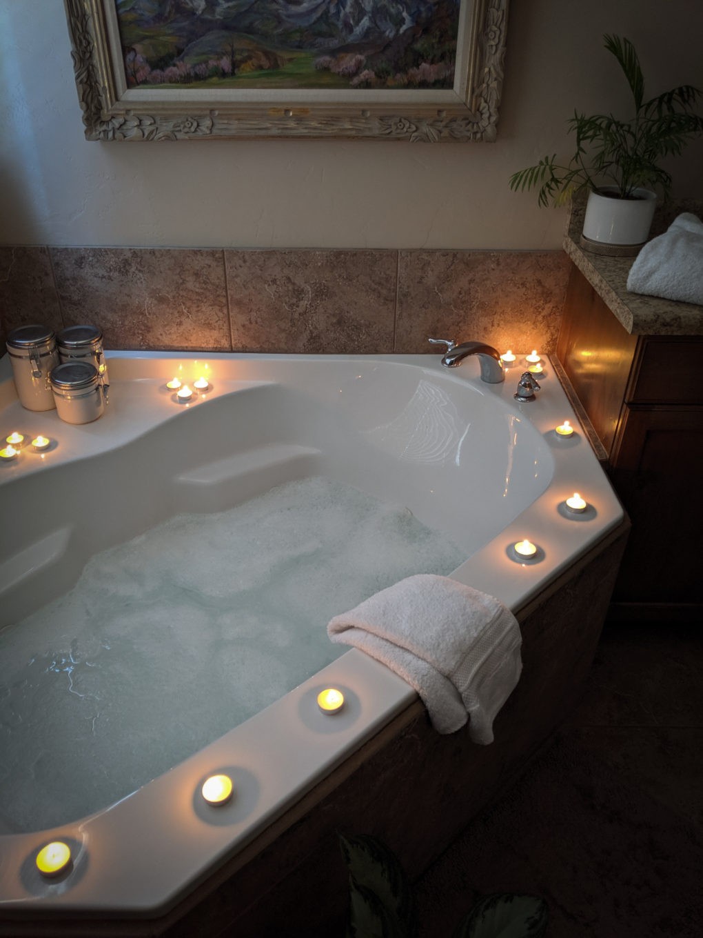 3. Turn off the lights and light some candles. Ten ways to make your bath extra relaxing. The ultimate bathtime experience in the tub includes ideas like turning off the lights and lighting candles by the bathtub, sipping a cold drink and snacking on treats, using a bath bomb, etc. Learn how to treat yourself right with a soothing bath fit for a spa.
