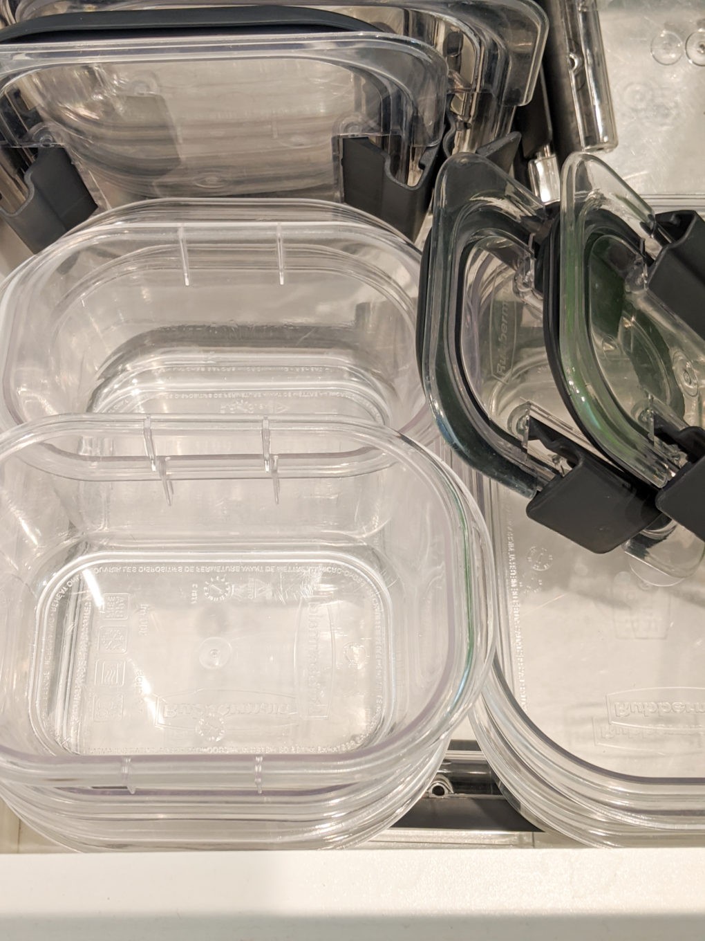 Rubbermaid food containers -- Environmentally friendly switches to use less single-use plastic bags, plastic wrap, dryer sheets, etc. Reusable ideas and ways to be eco friendly.