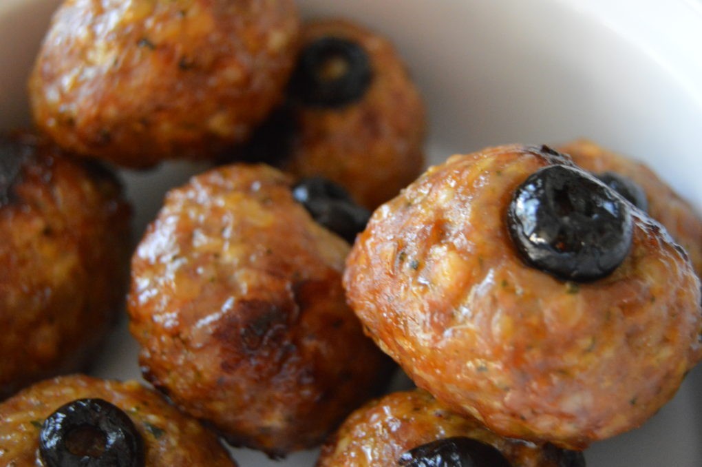 Witch eye meatballs for Halloween dinner. Super easy and delicious appetizer or to go with spaghetti.